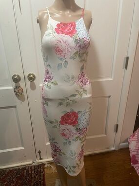 joe & elle bodycon dress | Dresses | Joe Elle White And Pink Floral Size Xs A modernized Queen Anne